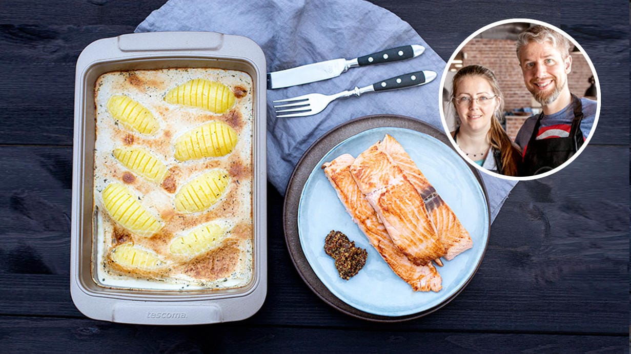 Zitronen-Lachs mit überbackenen Fächerkartoffeln: Der Fisch und die Beilage können parallel zubereitet werden.