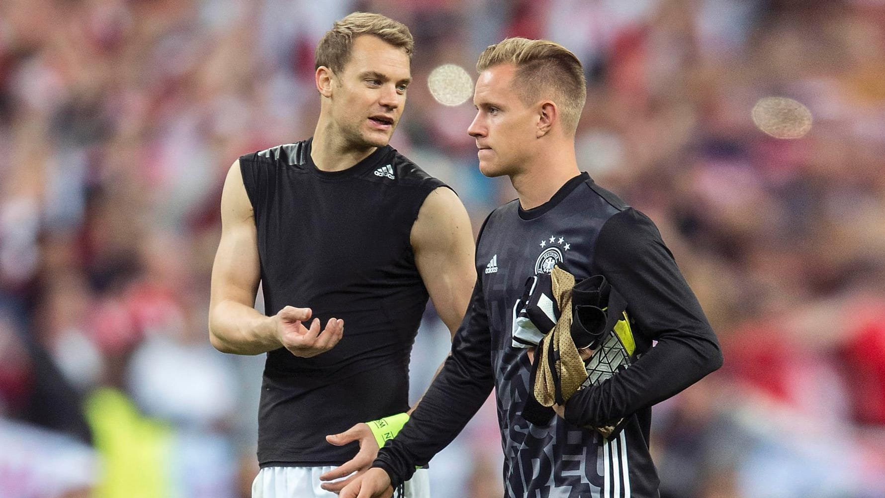 Manuel Neuer (l.) und Marc-André ter Stegen bei der EM 2016: Seit Jahren konkurrieren sie um den Platz im deutschen Tor.