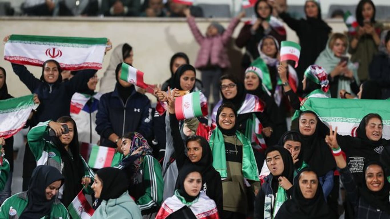 Bei Länderspielen dürfen iranische Frauen nun ins Fußball-Stadion.