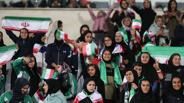 Bei Länderspielen dürfen iranische Frauen nun ins Fußball-Stadion.