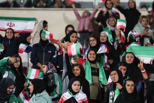 Bei Länderspielen dürfen iranische Frauen nun ins Fußball-Stadion.