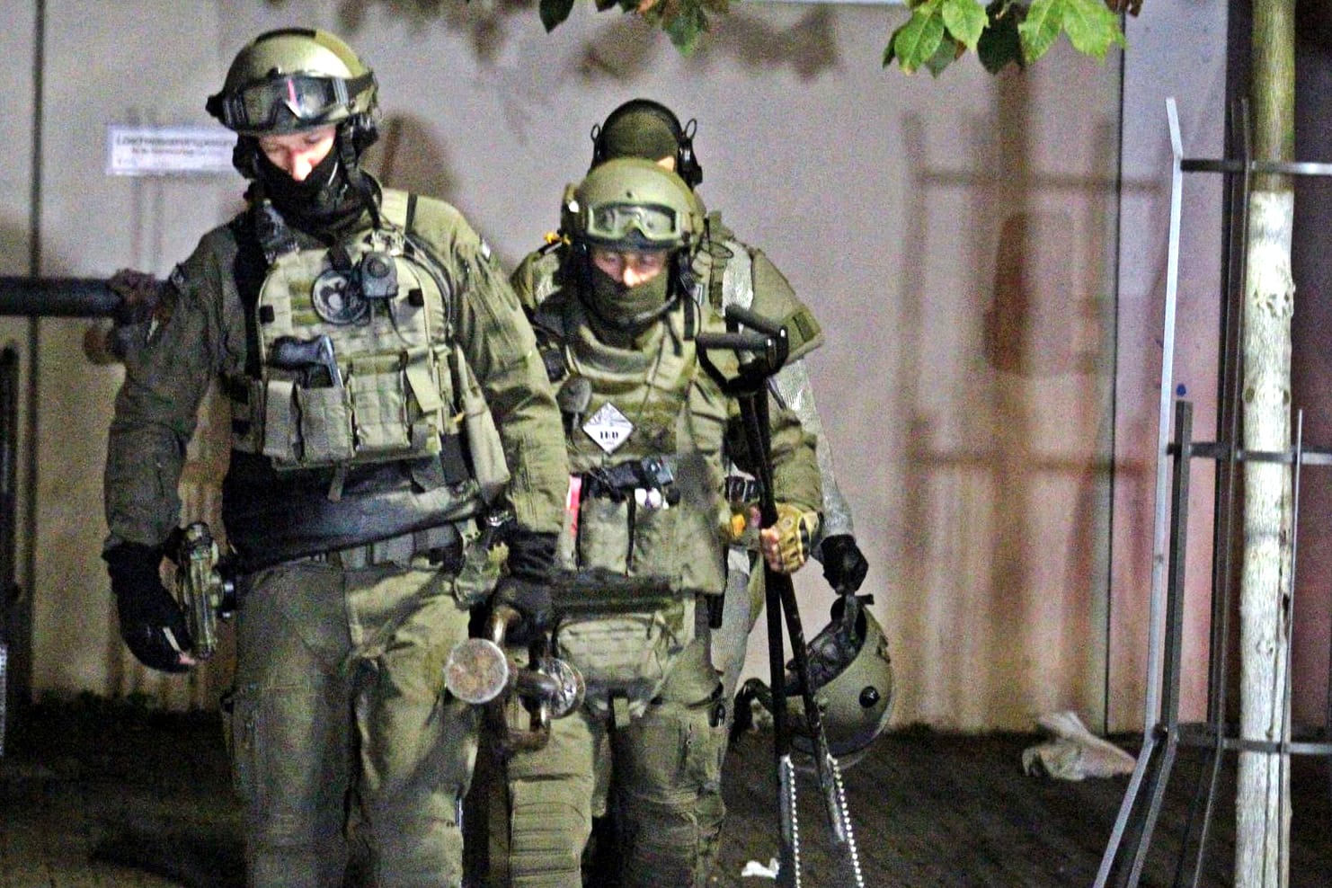 Spezialeinsatzkräfte verlassen das Hochhaus in Mohnheim am Rhein: Hier hatte ein Mann drei Menschen mit einem Messer verletzt.