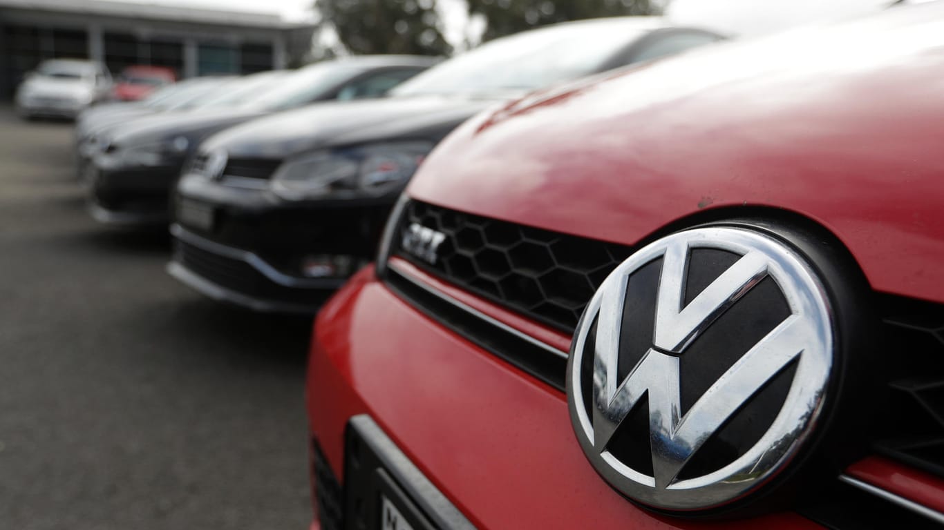 Volkswagen: Volkswagen und Porsche müssen wegen eines Problems mit Airbags und Gurtstraffern knapp 227.000 Autos zurückrufen