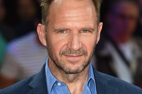 Ralph Fiennes hat russische Sprachkenntnisse.