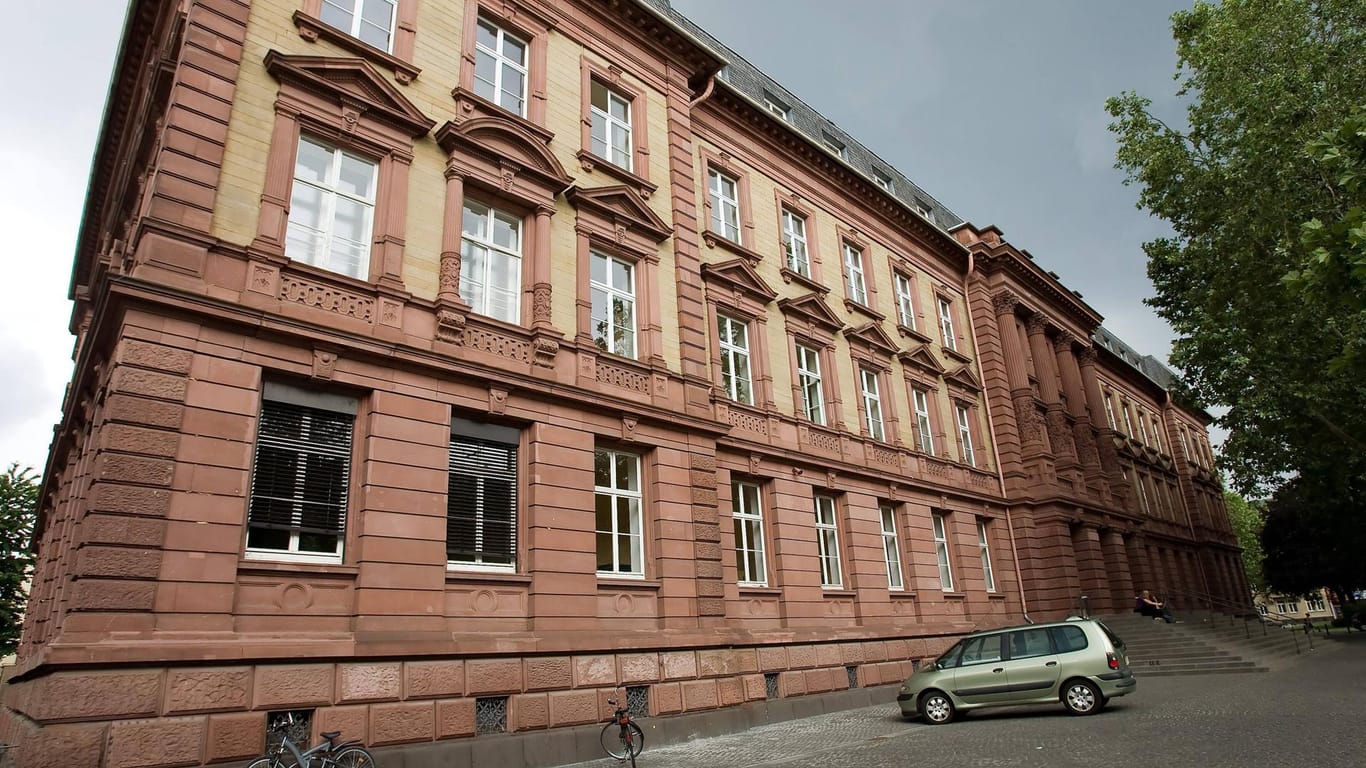 Das Rabanus-Maurus-Gymnasium in Mainz: Die Polizei hat zwei mutmaßliche Täter, die dort massiv randalierten, festgenommen.