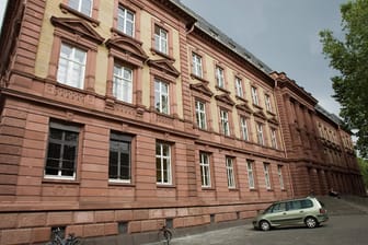 Das Rabanus-Maurus-Gymnasium in Mainz: Die Polizei hat zwei mutmaßliche Täter, die dort massiv randalierten, festgenommen.