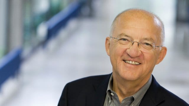 Axel Ullrich entwickelte Herceptin in den 1990er Jahren zusammen mit den US-Amerikanern Michael Shepard und Dennis Slamon. Axel Ullrich entwickelte Herceptin in den 1990er Jahren zusammen mit den US-Amerikanern Michael Shepard und Dennis Slamon.