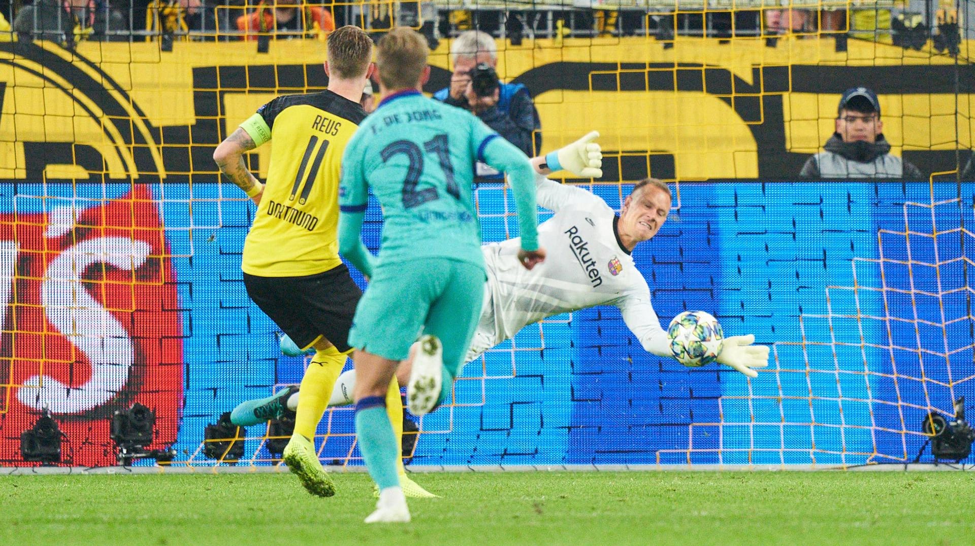 Marc-André ter Stegen pariert den Elfmeter von BVB-Kapitän Marco Reus: Barcelonas Torhüter befindet sich seit Monaten in Topform.