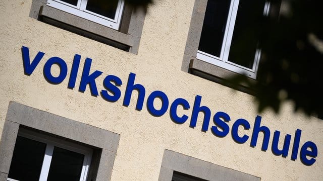 Bildungsangebote im Internet machen den Volkshochschulen Konkurrenz.