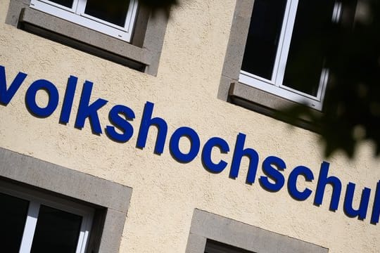 Bildungsangebote im Internet machen den Volkshochschulen Konkurrenz.