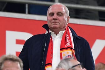 Uli Hoeneß: Bayern Münchens Präsident ist angesichts der Debatte über die Position im deutschen Tor verärgert.