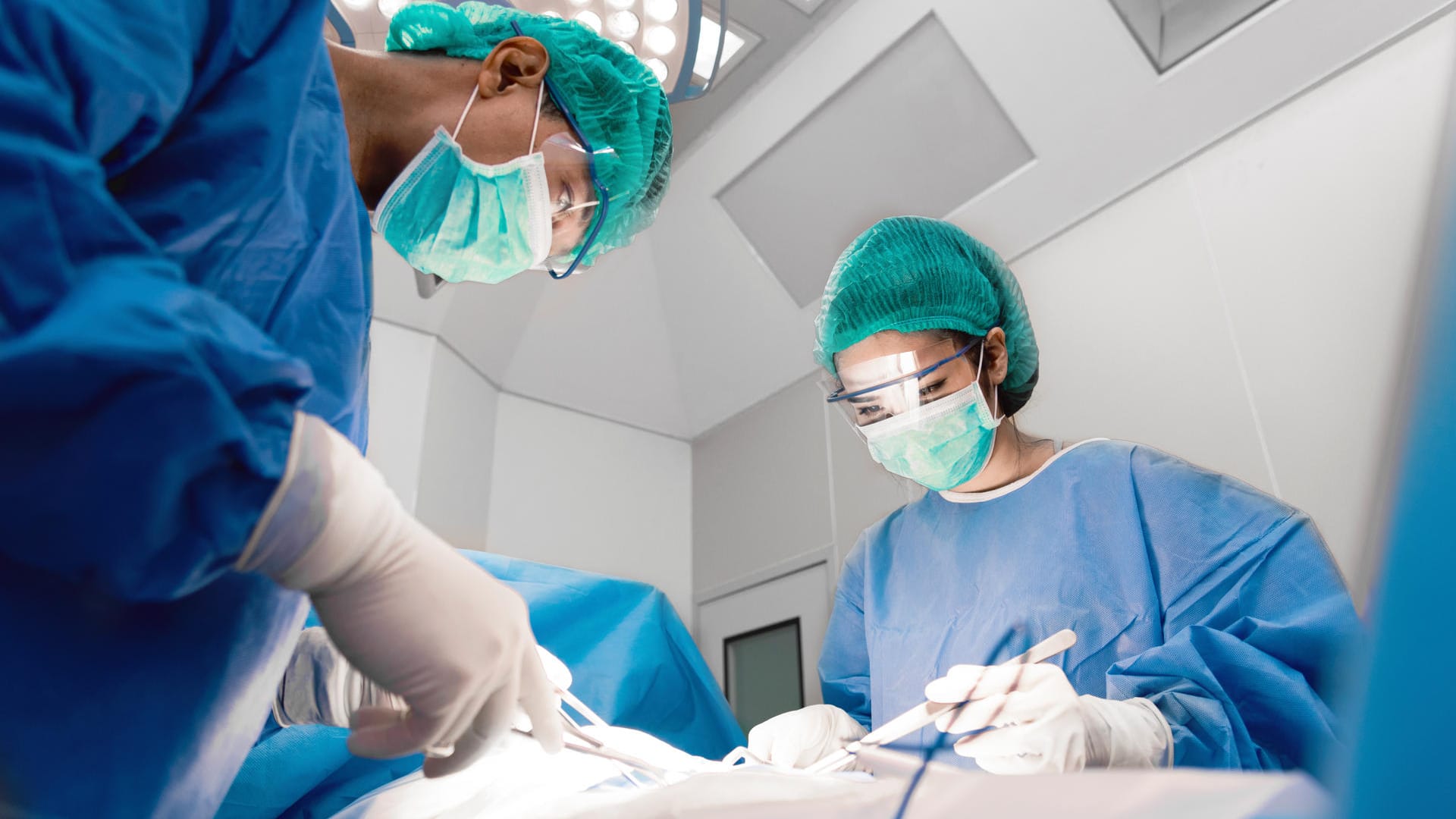 Ärzte im OP: Besonders schwer erkrankte Frauen sollen das Absaugen von Körperfett bald von den gesetzlichen Krankenkassen bezahlt bekommen. Ärzte im OP: Besonders schwer erkrankte Frauen sollen das Absaugen von Körperfett bald von den gesetzlichen Krankenkassen bezahlt bekommen.