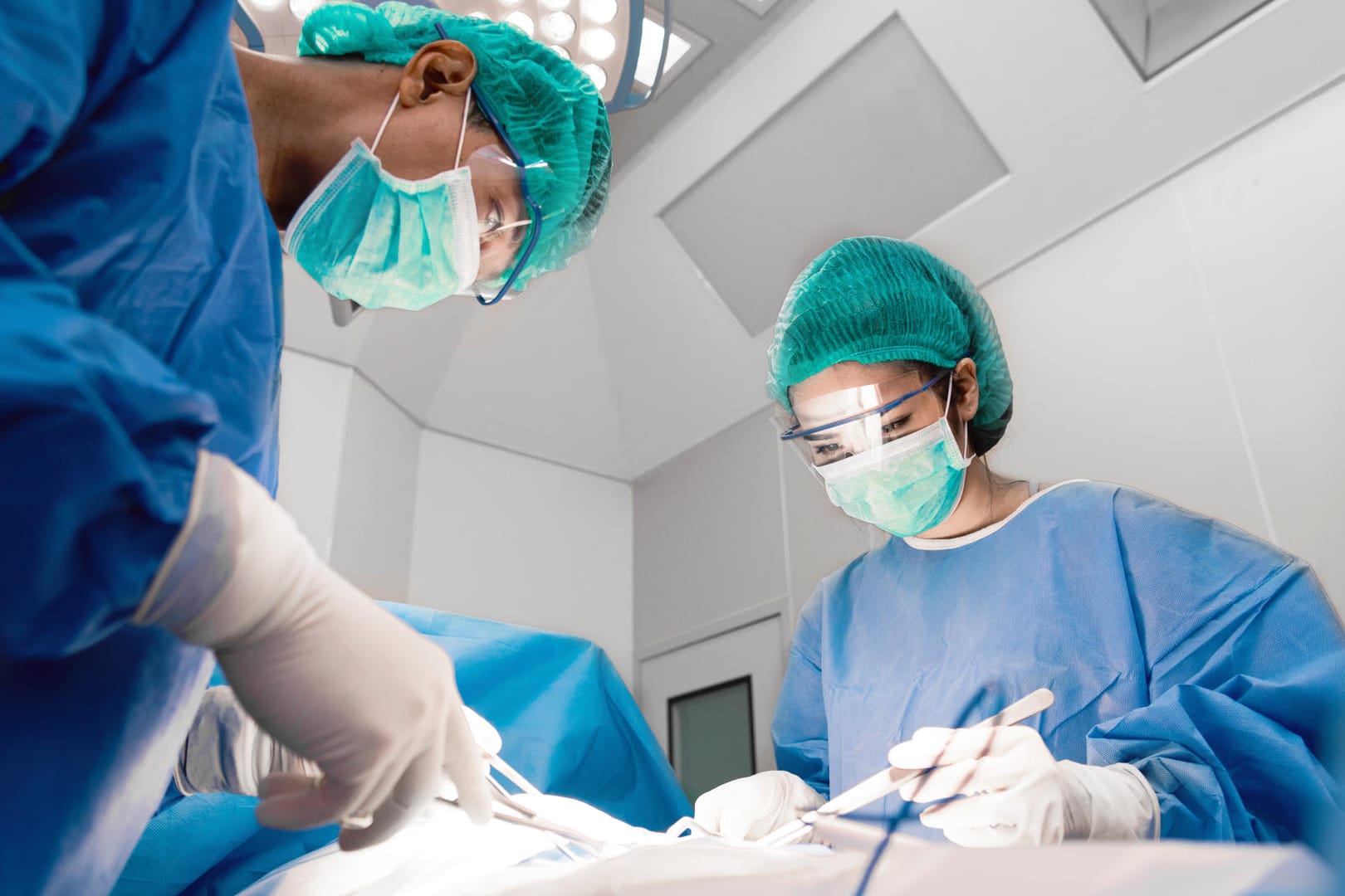 Ärzte im OP: Besonders schwer erkrankte Frauen sollen das Absaugen von Körperfett bald von den gesetzlichen Krankenkassen bezahlt bekommen.