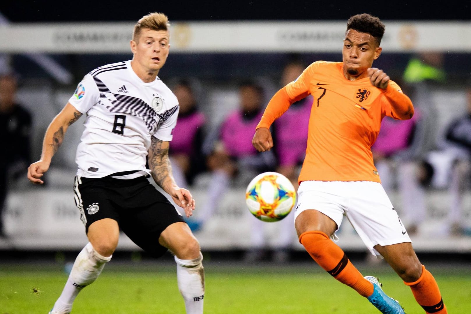 Toni Kroos hat das Nachsehen gegen Donyell Malen: Auch in der Weltrangliste ist das DFB-Team von den Niederlanden überholt worden.