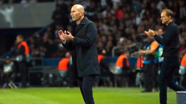 Real-Trainer Zinedine Zidane (l) steckt mit Madrid auch wegen der Niederlage in Paris in Schwierigkeiten. Real-Trainer Zinedine Zidane (l) steckt mit Madrid auch wegen der Niederlage in Paris in Schwierigkeiten.