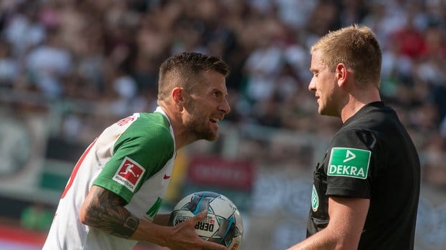 Der FC Augsburg muss möglicherweise weiter auf Daniel Baier (l) verzichten. Der FC Augsburg muss möglicherweise weiter auf Daniel Baier (l) verzichten.