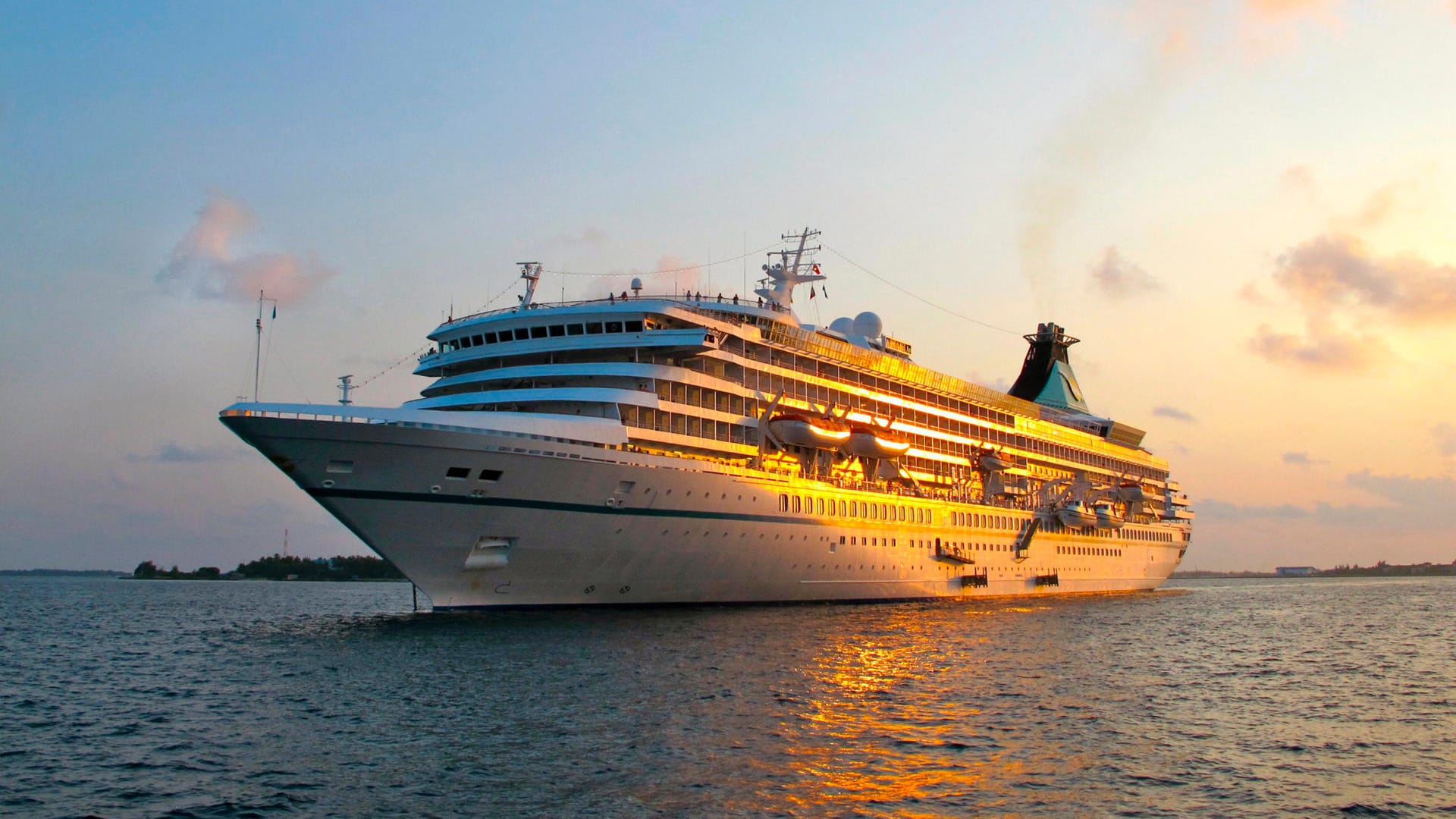 Die Grand Lady bricht zu einer Kreuzfahrt auf: "Verrückt nach Meer" ist nicht gescripted, sondern zeigt das echte Leben an Bord des Kreuzfahrtschiffes.