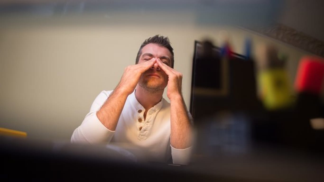Die Augen werden schwer: Müdigkeit im Büro hat verschiedene Ursachen - und lässt sich oft ganz leicht bekämpfen.