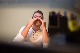 Die Augen werden schwer: Müdigkeit im Büro hat verschiedene Ursachen - und lässt sich oft ganz leicht bekämpfen.