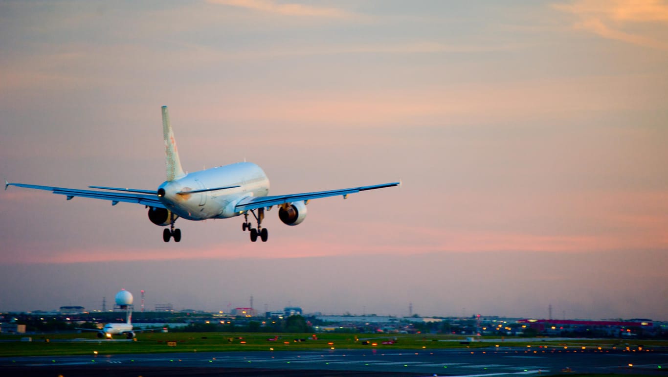 Ein Flugzeug startet: Innerhalb von fünf Jahren sei, laut Umweltforschern, der weltweite Kohlendioxid-Ausstoß von Flugzeugen um knapp ein Drittel gestiegen.