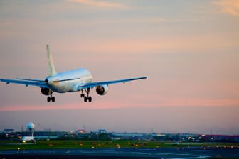 Ein Flugzeug startet: Innerhalb von fünf Jahren sei, laut Umweltforschern, der weltweite Kohlendioxid-Ausstoß von Flugzeugen um knapp ein Drittel gestiegen.