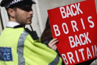 Ein Polizist steht neben einem Pro-Brexit-Demonstranten in London.