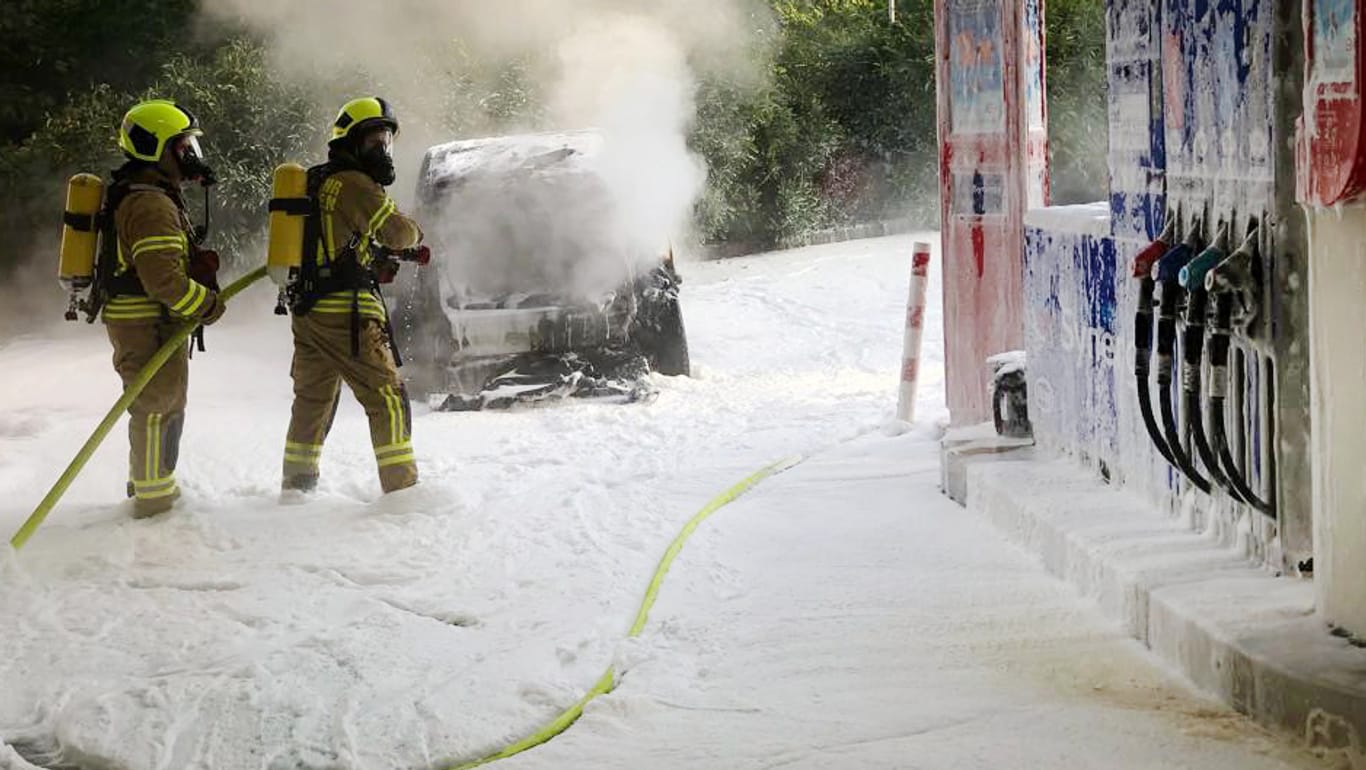 Ratingen: Die Feuerwehr löschte den brennenden Pkw.