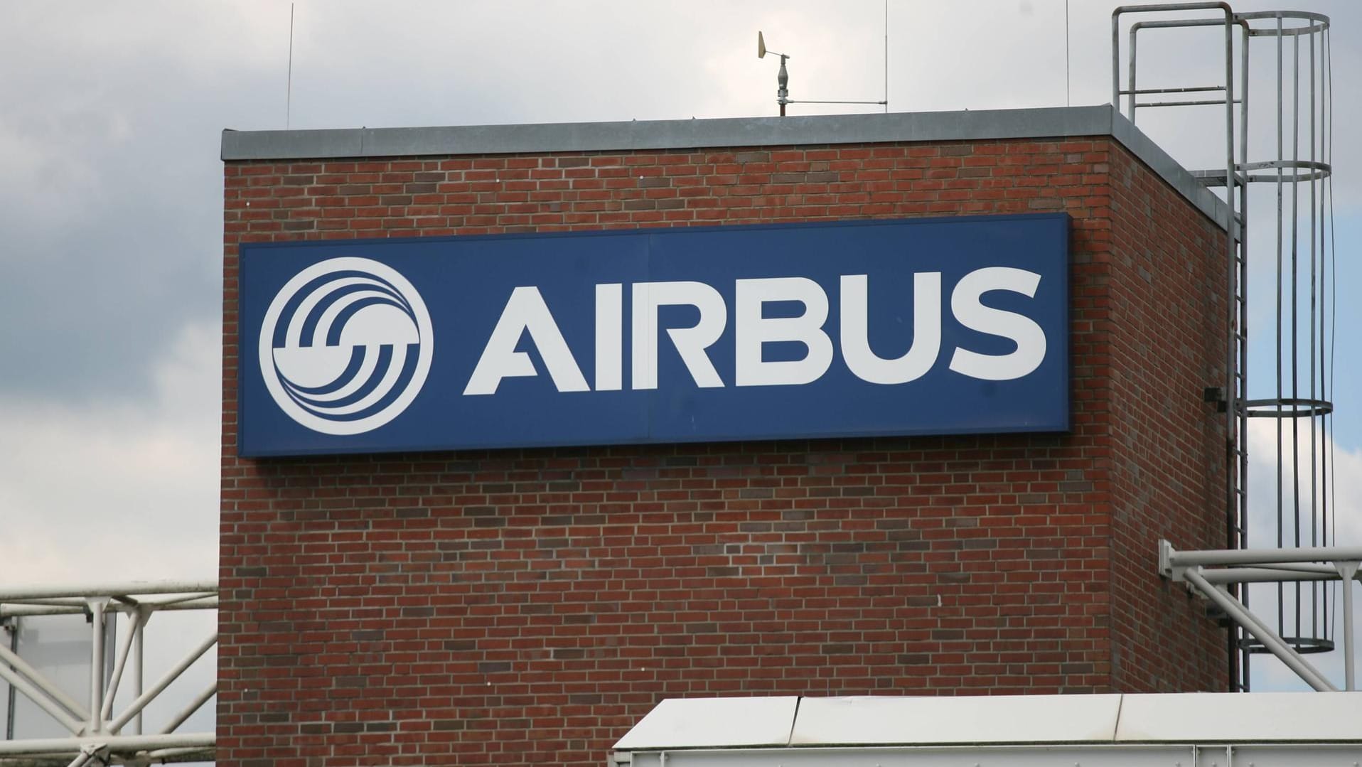 Das Firmengelände von Airbus in Hamburg: Die Staatsanwaltschaft München ermittelt gegen 17 Airbus-Mitarbeiter wegen unerlaubten Besitzes von Bundeswehr-Dokumenten.