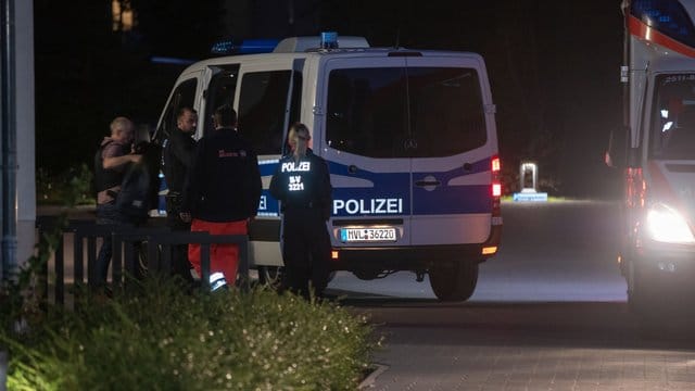Polizisten bringen den Mann aus Ghana in ein Polizeifahrzeug, den ein Spezialeinsatzkommando in Wismar überwältigt hatte. Polizisten bringen den Mann aus Ghana in ein Polizeifahrzeug, den ein Spezialeinsatzkommando in Wismar überwältigt hatte.