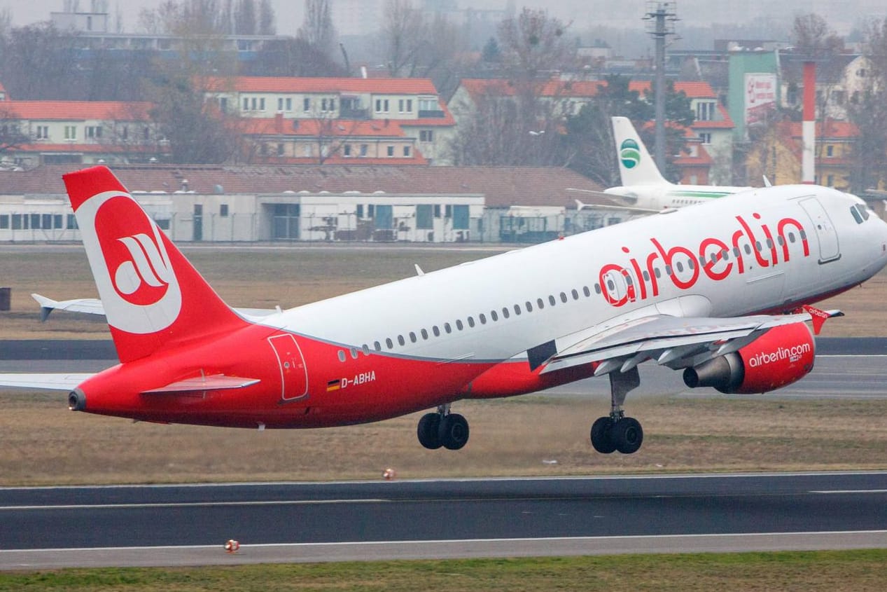 Maschine in den Farben der Air Berlin im März in Berlin: Der Rettungsskredit für die insolvente Airline ist nun getilgt.