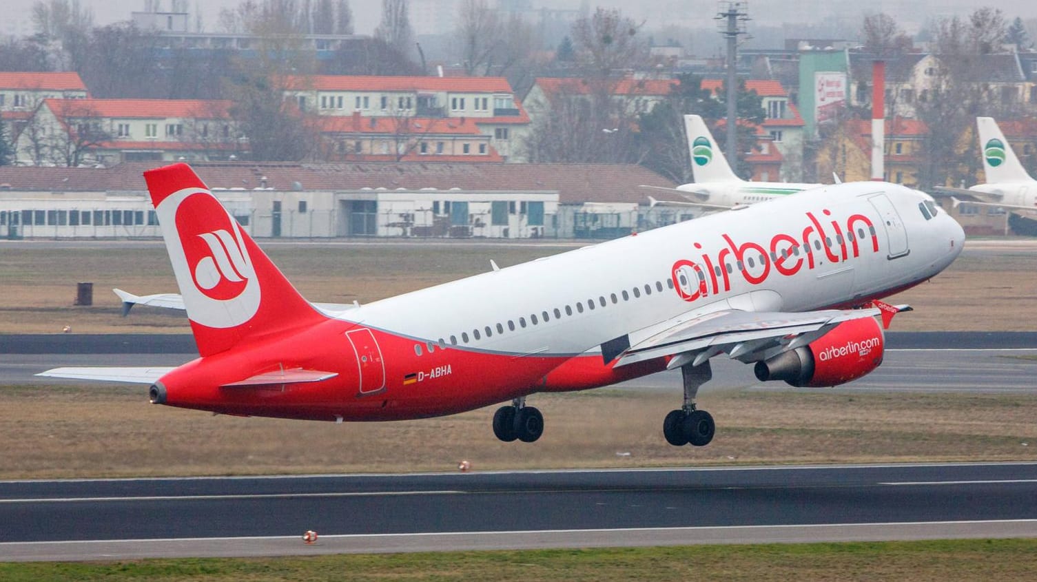 Maschine in den Farben der Air Berlin im März in Berlin: Der Rettungsskredit für die insolvente Airline ist nun getilgt.