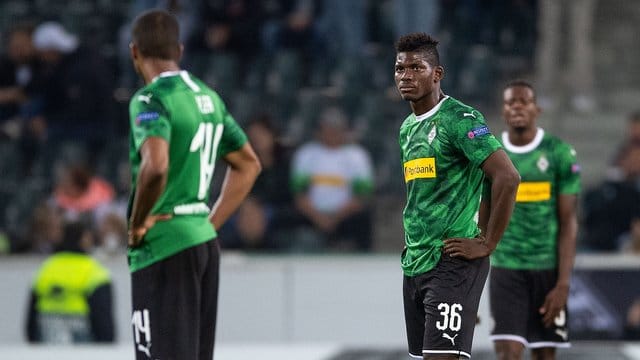 Gladbachs Alassane Plea (l-r), Breel Embolo und Denis Zakaria reagieren enttäuscht auf den Gegentreffer zum 0:4. Gladbachs Alassane Plea (l-r), Breel Embolo und Denis Zakaria reagieren enttäuscht auf den Gegentreffer zum 0:4.