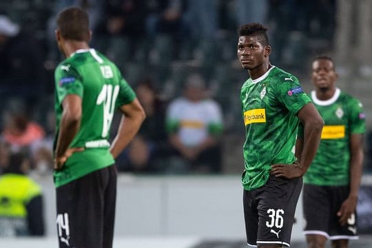 Gladbachs Alassane Plea (l-r), Breel Embolo und Denis Zakaria reagieren enttäuscht auf den Gegentreffer zum 0:4.
