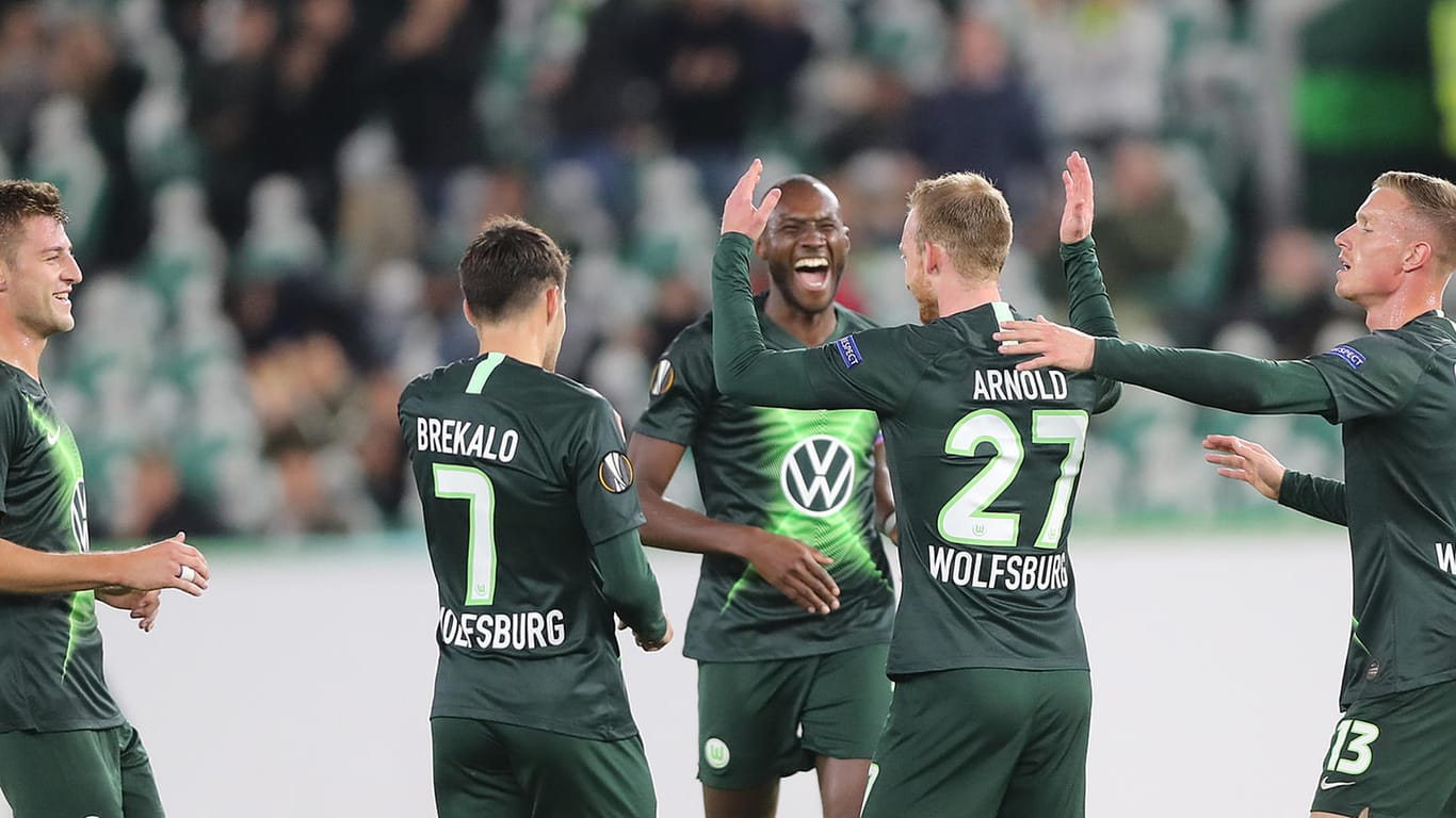 Europa League: Die Wolfsburger jubeln nach dem zwischenzeitlichen 1:0 durch Maximilian Arnold gegen Olexandrija.