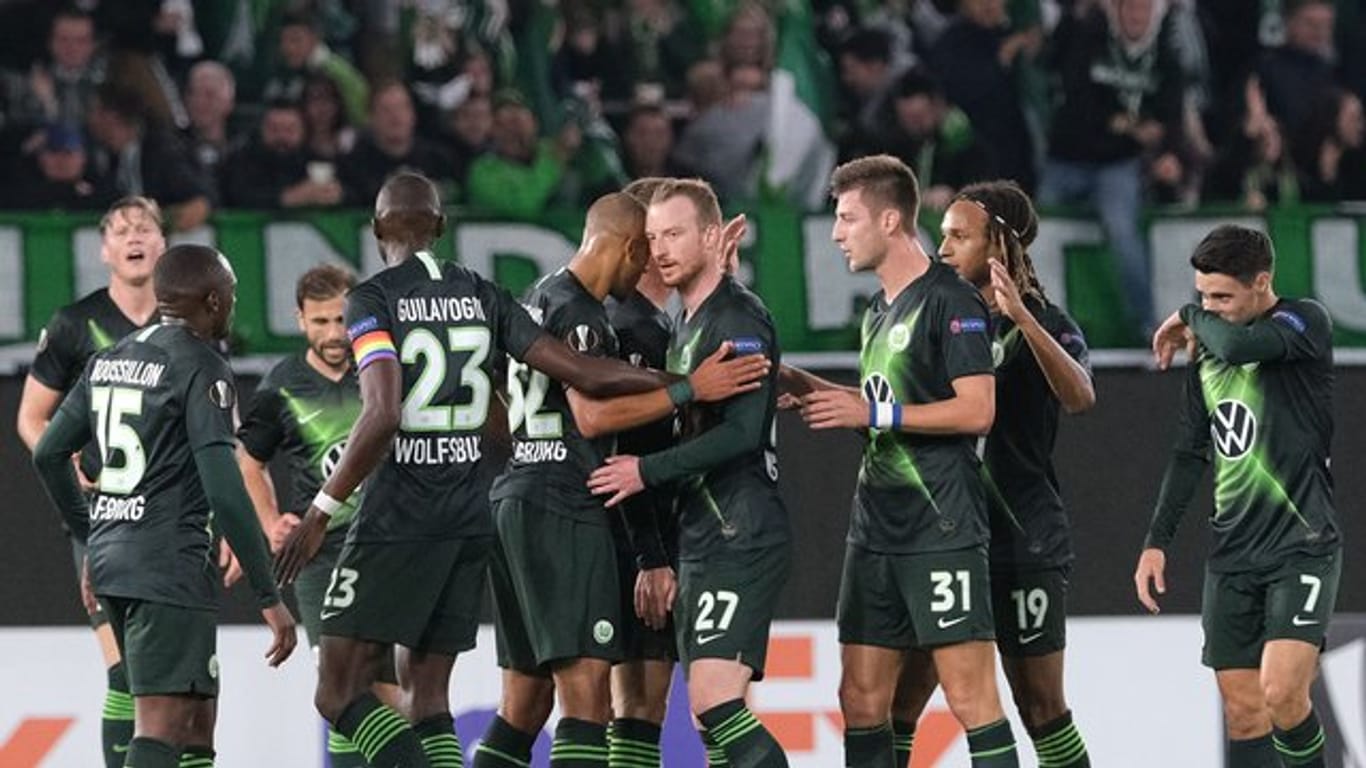 Die Wolfsburger bejubeln das Tor zum 1:0 gegen den FC Oleksandriya.