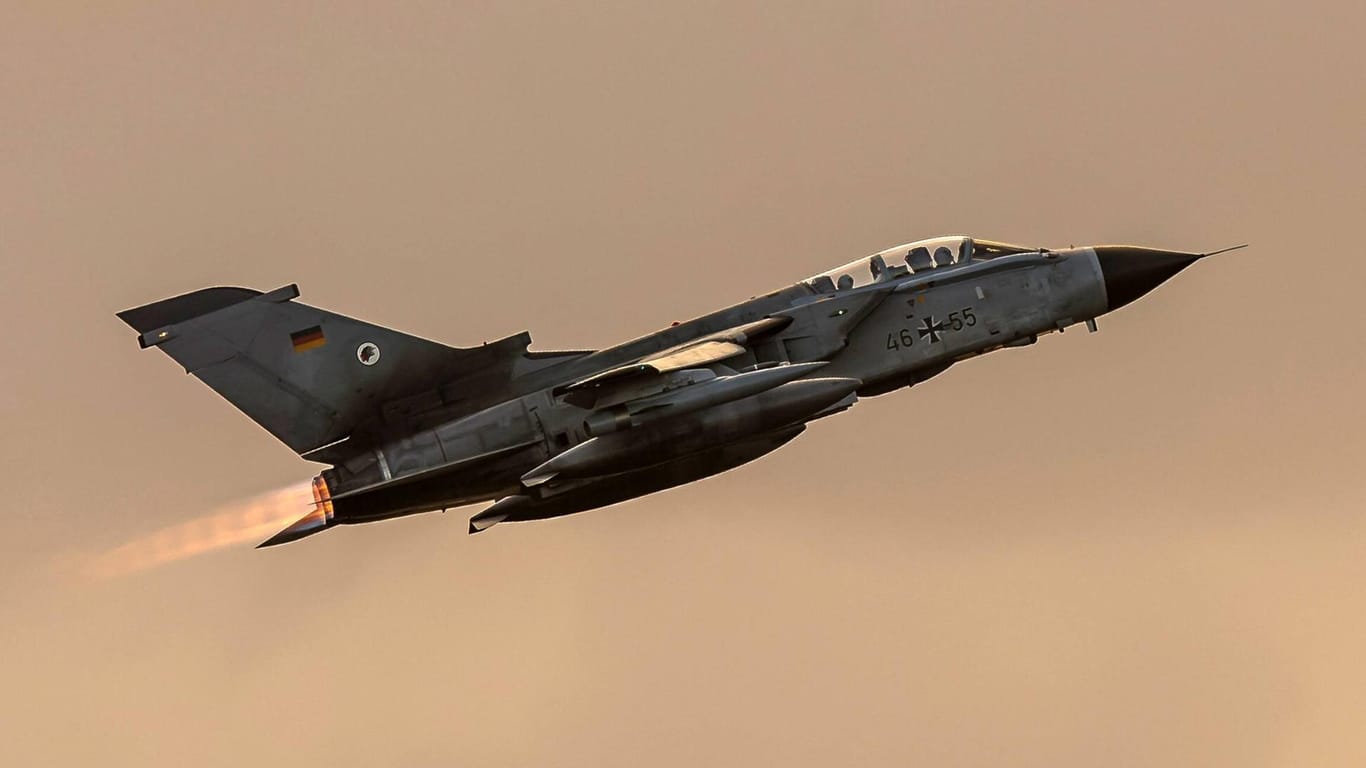 Recce-Tornado im Tiefflug (Symboldbild): Bei einem Übungsflug hat ein Jet der Luftwaffe zwei Tanks verloren.