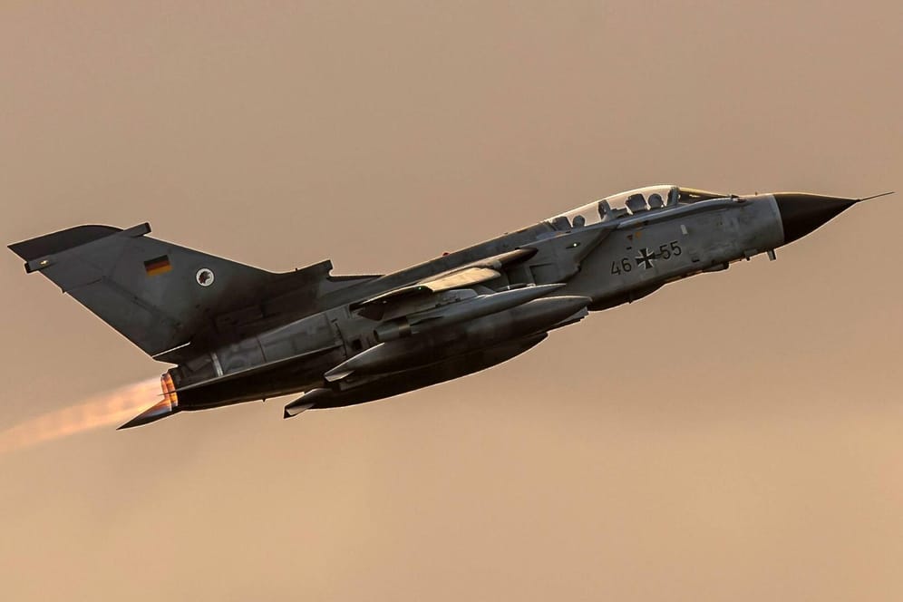 Recce-Tornado im Tiefflug (Symboldbild): Bei einem Übungsflug hat ein Jet der Luftwaffe zwei Tanks verloren.