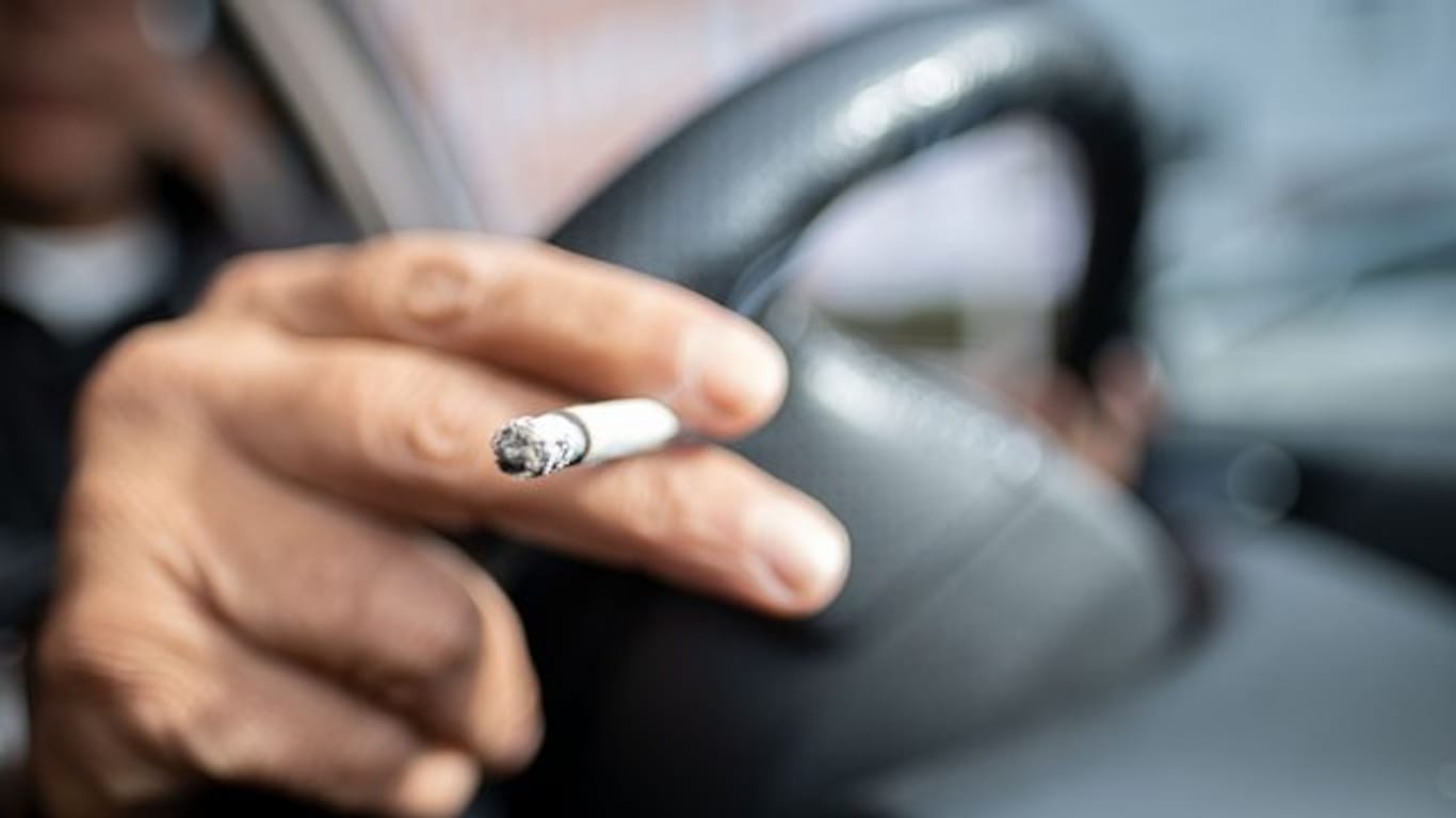 Nach Messungen des Deutschen Krebsforschungszentrums ist die Schadstoffkonzentration in verrauchten Autos fünf Mal so hoch wie in einer durchschnittlich verrauchten Bar.