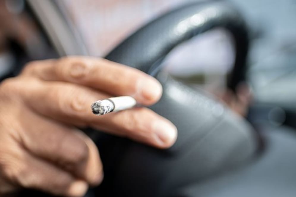 Nach Messungen des Deutschen Krebsforschungszentrums ist die Schadstoffkonzentration in verrauchten Autos fünf Mal so hoch wie in einer durchschnittlich verrauchten Bar.
