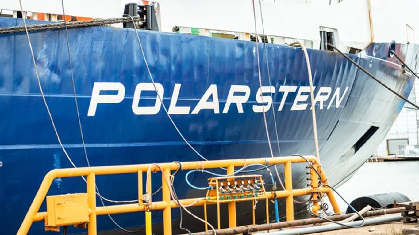 Auf dem Forschungsschiff "Polarstern" lassen sich Wissenschaftler ein Jahr lang im Packeis der zentralen Arktis einfrieren.