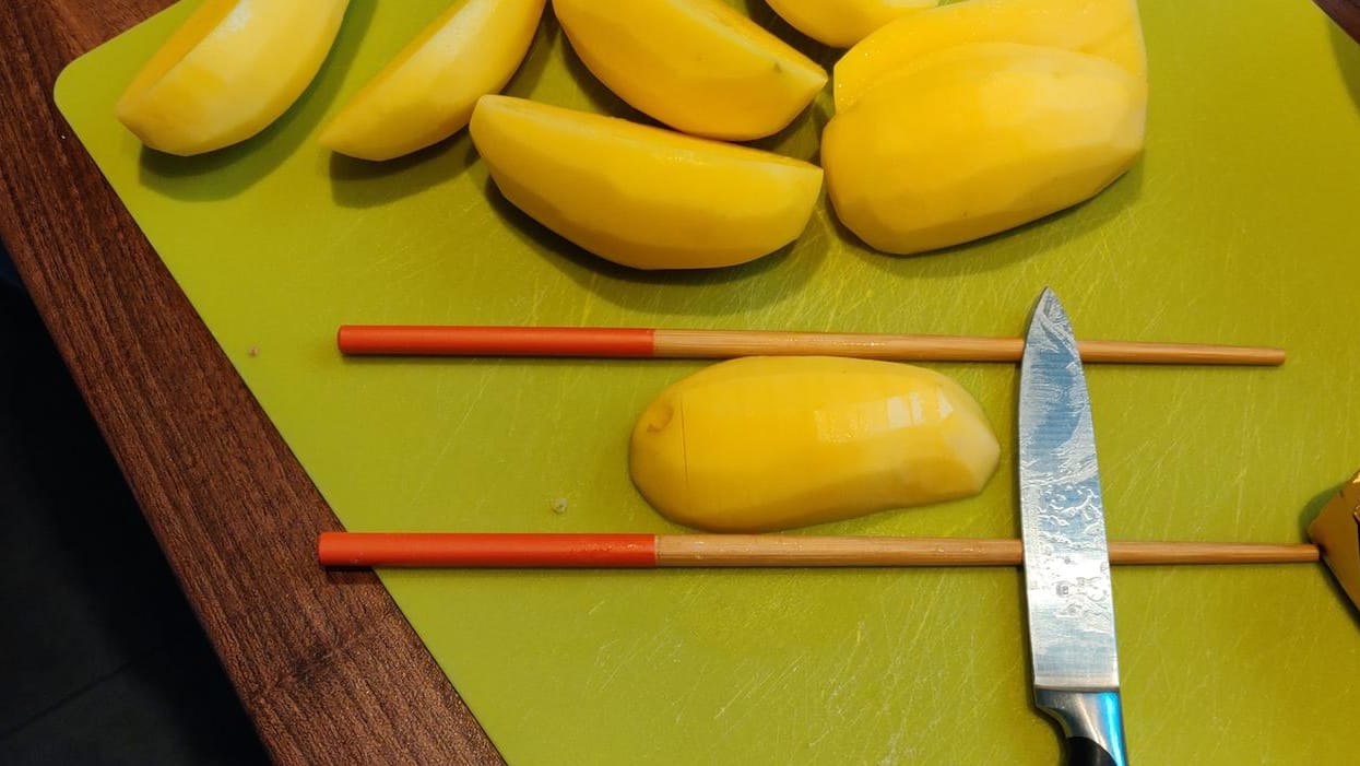 Kartoffeln zubereiten: Legen Sie die Kartoffelhälften zwischen zwei Sushi-Stäbchen, das erleichtert das Einschneiden.