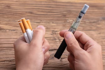 Zigaretten und eine E-Zigarette: Nicht nur Markteinsteiger mit neuen Shops, sondern auch alteingesessene Tabakeinzelhändler setzen auf die neuen Produkte