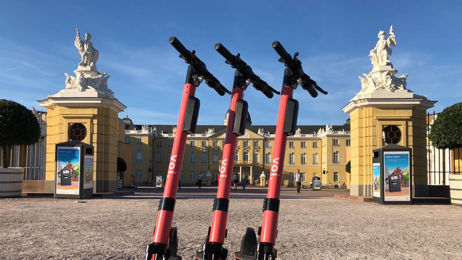 E-Scooter vor dem Schloss: In Karlsruhe ist der Tretroller-Verleih gestartet.