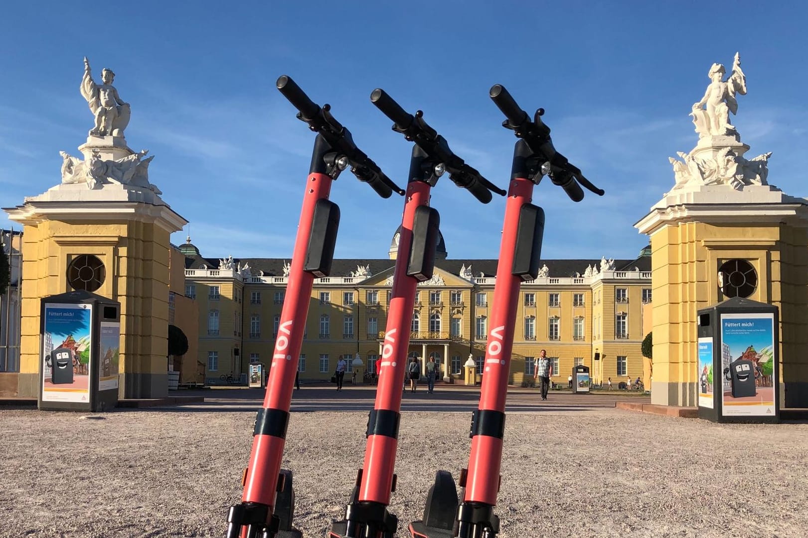 E-Scooter vor dem Schloss: In Karlsruhe ist der Tretroller-Verleih gestartet.