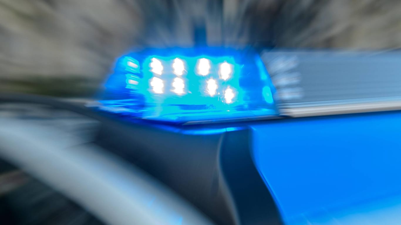 Blaulicht auf einem Polizeiauto: In Aachen sind ein Auto und ein Motorrad kollidiert. (Symbolbild)