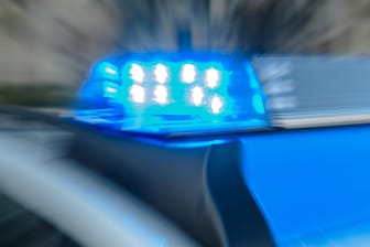 Blaulicht auf einem Polizeiauto: In Aachen sind ein Auto und ein Motorrad kollidiert. (Symbolbild)