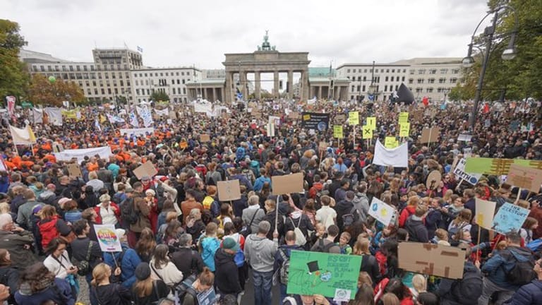 Teilnehmer der Fridays-for-Future-Demonstration stehen vor dem Brandenburger Tor.