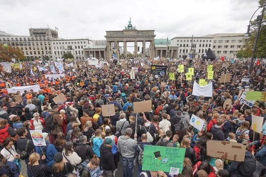 Teilnehmer der Fridays-for-Future-Demonstration stehen vor dem Brandenburger Tor.