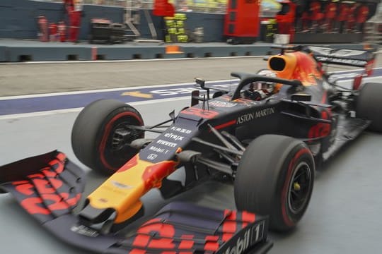 Der Niederländer Max Verstappen fuhr im ersten Training die Bestzeit. Der Niederländer Max Verstappen fuhr im ersten Training die Bestzeit.
