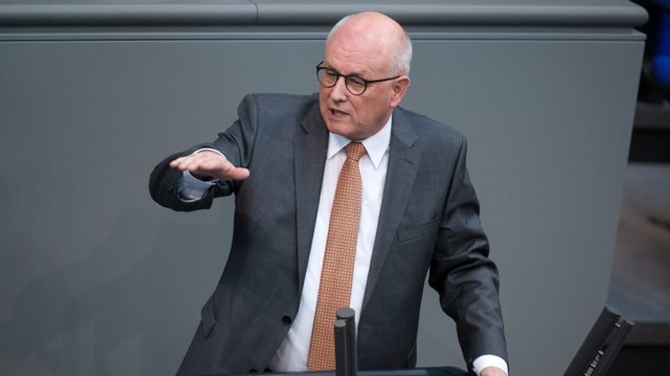Volker Kauder (CDU) bei einer Plenarsitzung im Deutschen Bundestag: Der Vertraute von Bundeskanzlerin Angela Merkel war 13 Jahre lang Vorsitzender der Unionsfraktion im Bundestag.